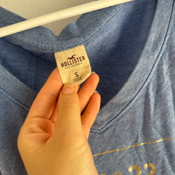 Hollister vneck graphic tshirt - Picture 4 of 5